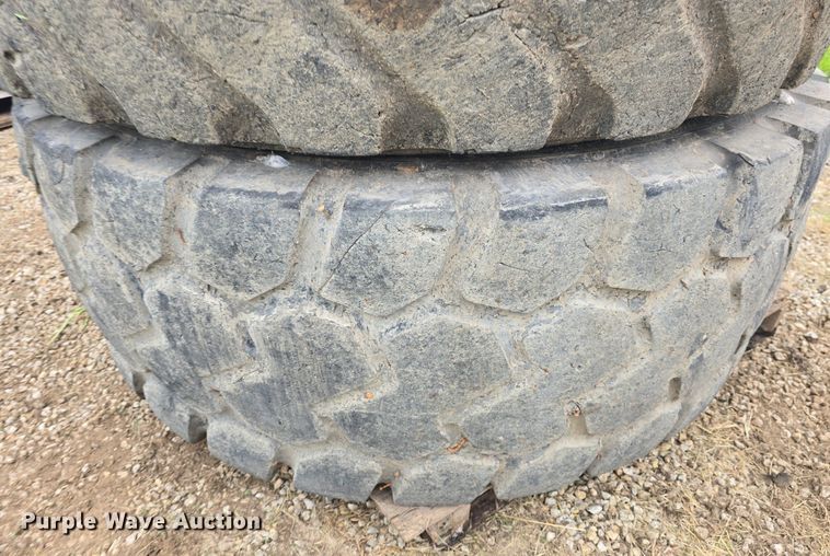 image for item EK6056 (4) Michelin 23.5R25 tires