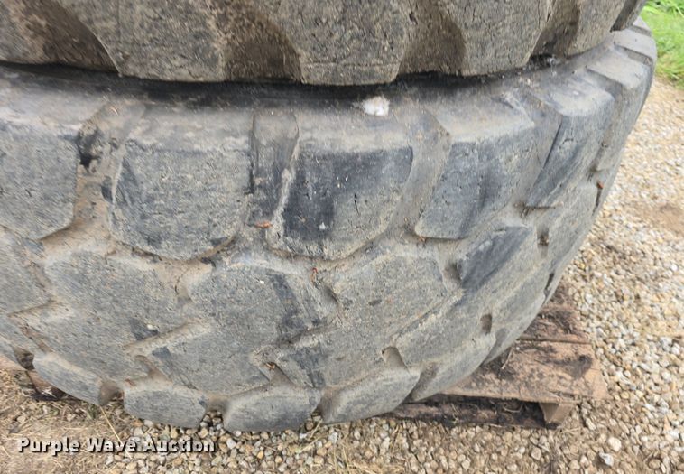 image for item EK6056 (4) Michelin 23.5R25 tires
