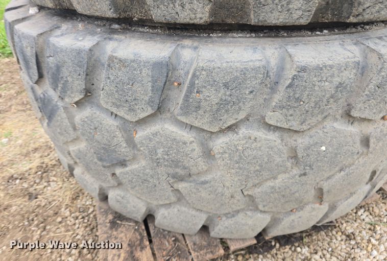 image for item EK6056 (4) Michelin 23.5R25 tires