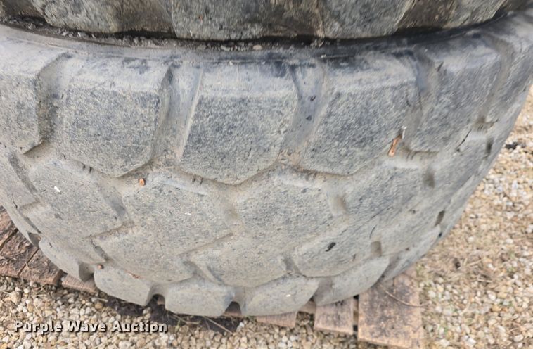 image for item EK6056 (4) Michelin 23.5R25 tires