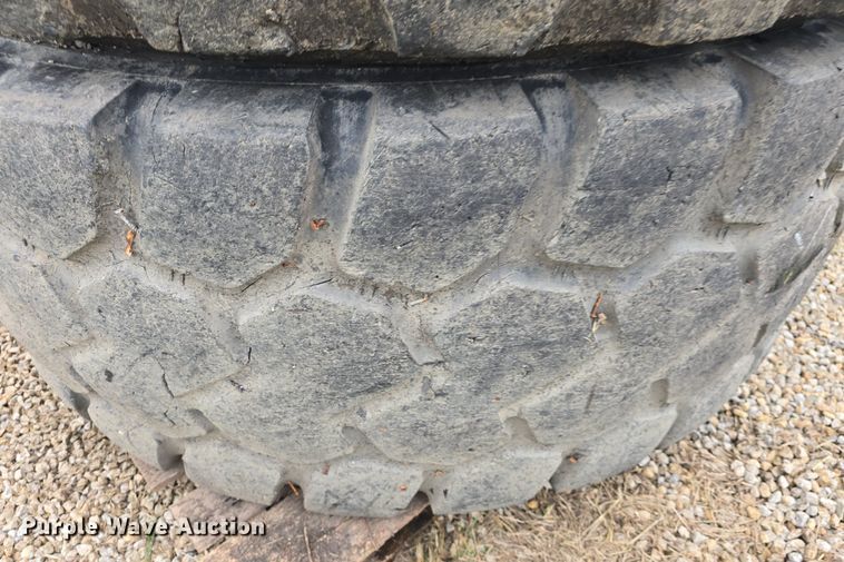 image for item EK6056 (4) Michelin 23.5R25 tires