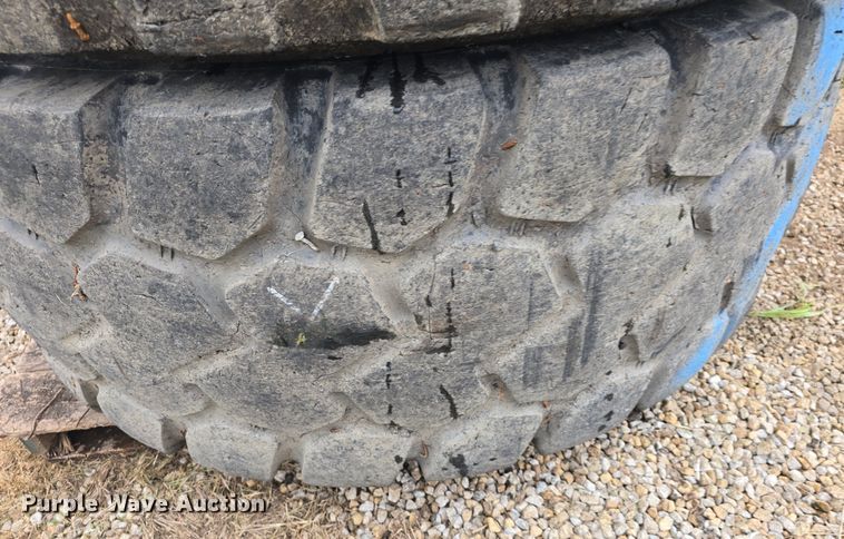 image for item EK6056 (4) Michelin 23.5R25 tires