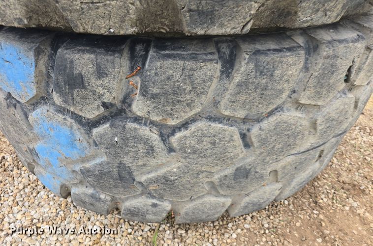 image for item EK6056 (4) Michelin 23.5R25 tires