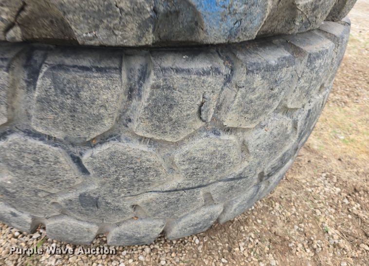 image for item EK6056 (4) Michelin 23.5R25 tires