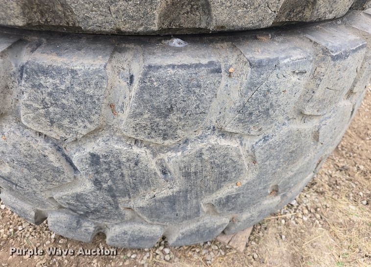 image for item EK6056 (4) Michelin 23.5R25 tires