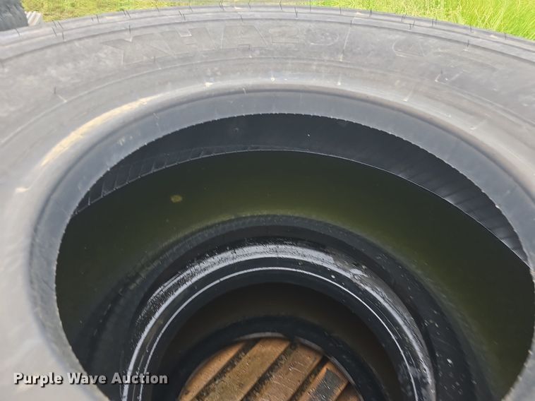 image for item EK6056 (4) Michelin 23.5R25 tires