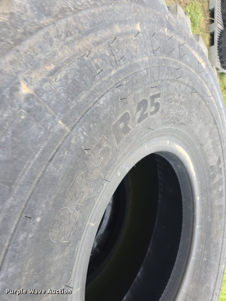 image for item EK6056 (4) Michelin 23.5R25 tires