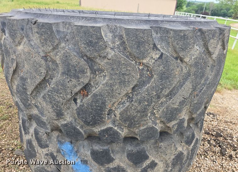 image for item EK6056 (4) Michelin 23.5R25 tires