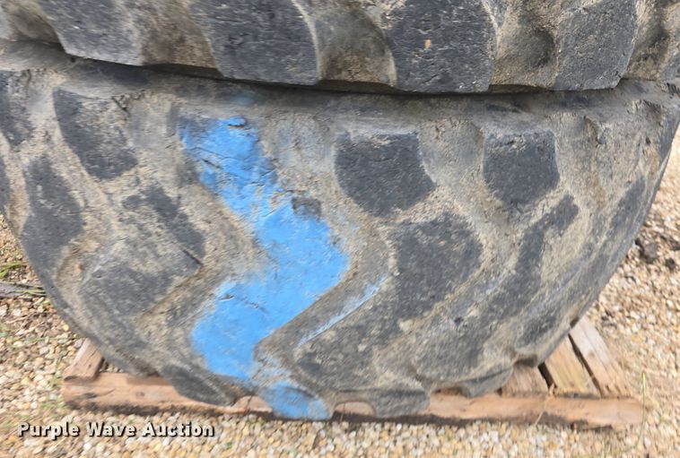 image for item EK6056 (4) Michelin 23.5R25 tires