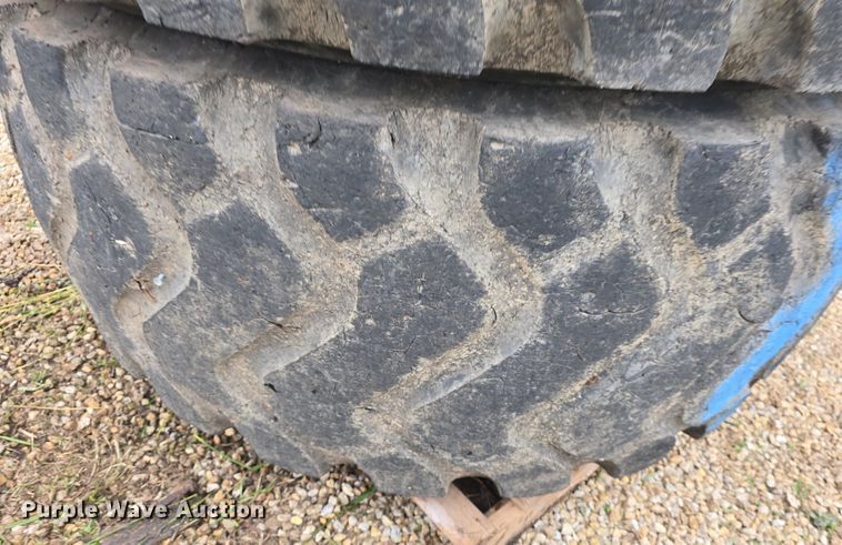 image for item EK6056 (4) Michelin 23.5R25 tires