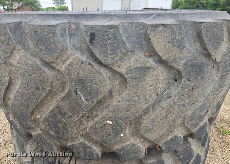 image for item EK6056 (4) Michelin 23.5R25 tires