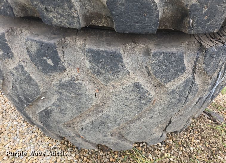 image for item EK6056 (4) Michelin 23.5R25 tires