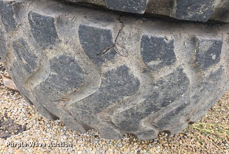 image for item EK6056 (4) Michelin 23.5R25 tires