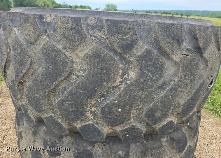 image for item EK6056 (4) Michelin 23.5R25 tires