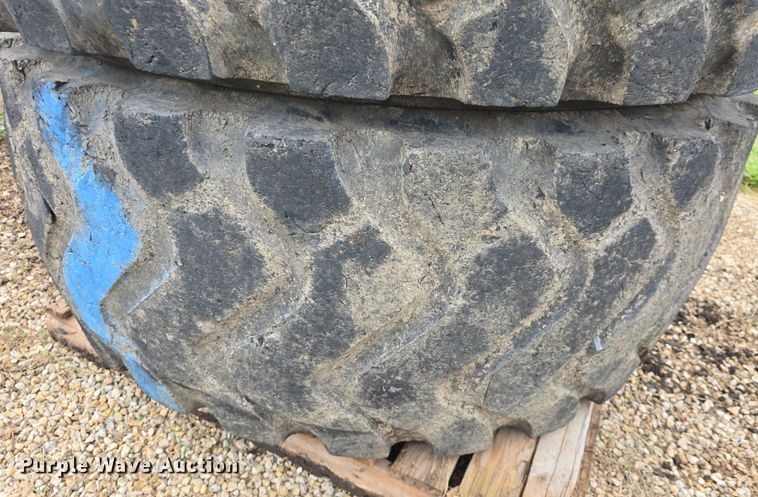 image for item EK6056 (4) Michelin 23.5R25 tires