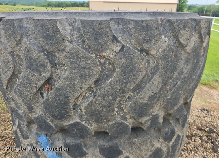 image for item EK6056 (4) Michelin 23.5R25 tires