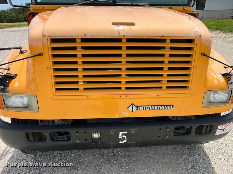 image for item EK8653 2002 International  3800 school bus