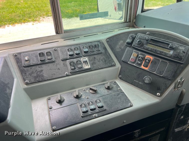 image for item EK8653 2002 International  3800 school bus