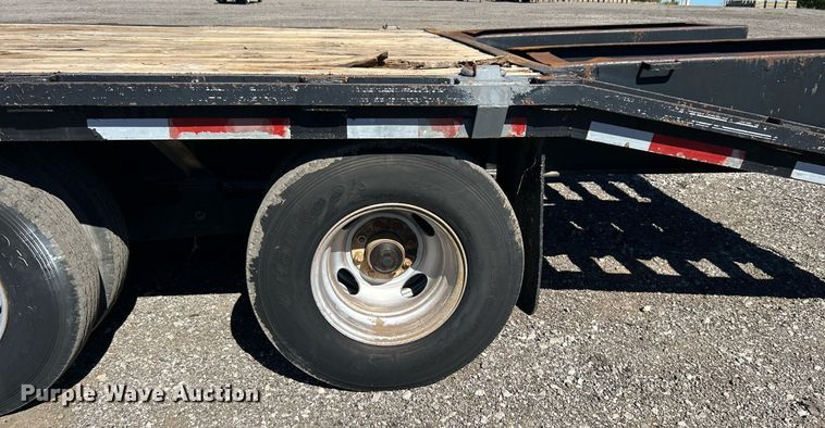 image for item KH9542 2005 Apache equipment trailer