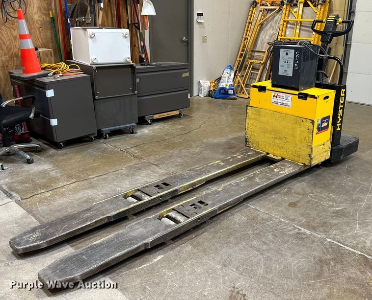 image for item LR9372 Hyster B80XT pallet jack