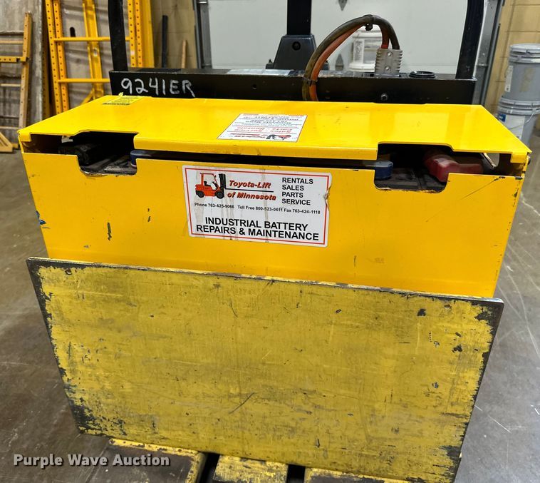 image for item LR9372 Hyster B80XT pallet jack