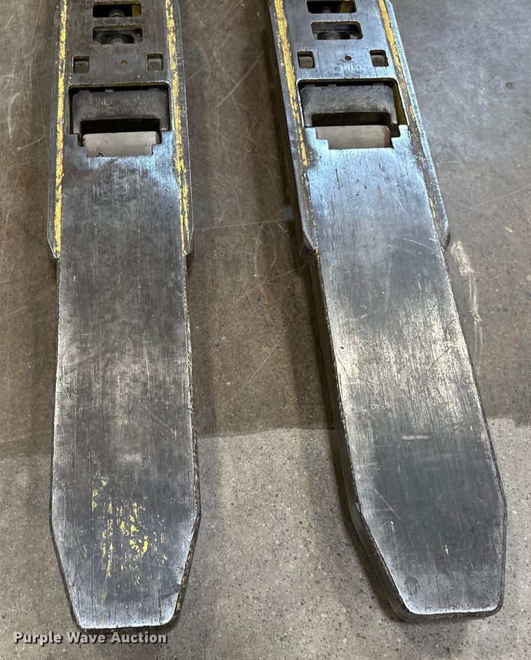 image for item LR9372 Hyster B80XT pallet jack