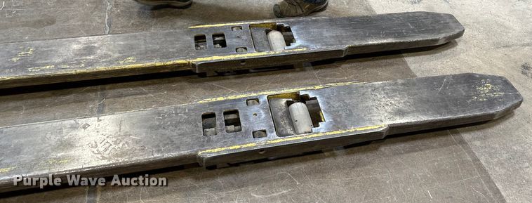 image for item LR9372 Hyster B80XT pallet jack