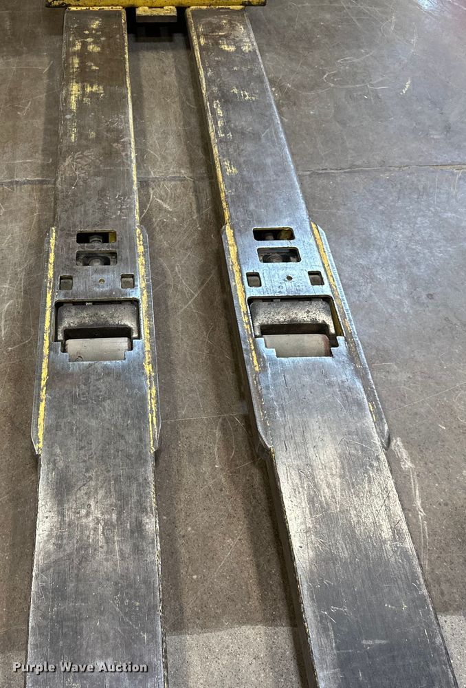 image for item LR9372 Hyster B80XT pallet jack