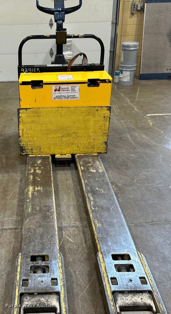 image for item LR9372 Hyster B80XT pallet jack