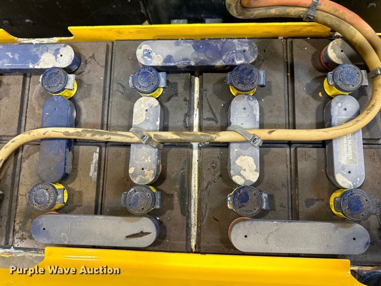 image for item LR9372 Hyster B80XT pallet jack