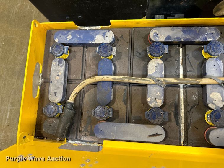 image for item LR9372 Hyster B80XT pallet jack