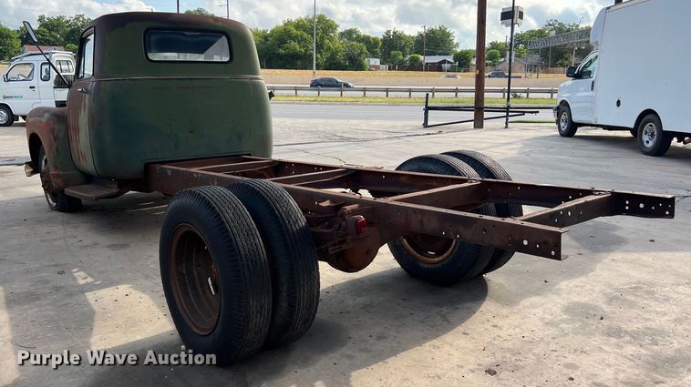 image for item LU9939 1952 Chevrolet 6400 truck cab and chassis