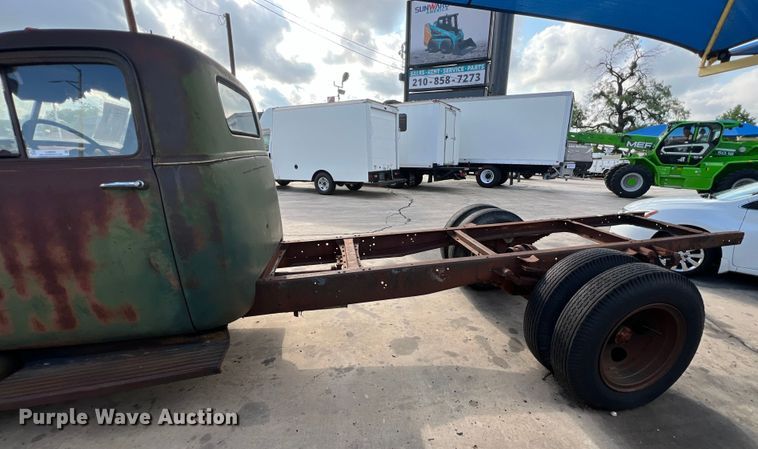 image for item LU9939 1952 Chevrolet 6400 truck cab and chassis