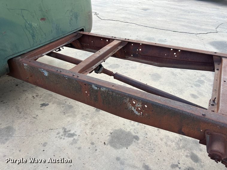 image for item LU9939 1952 Chevrolet 6400 truck cab and chassis