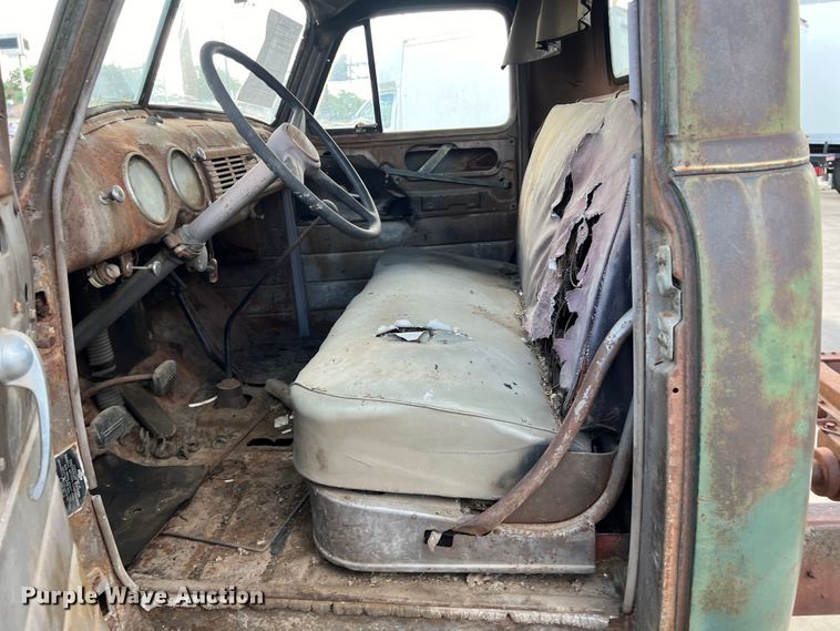 image for item LU9939 1952 Chevrolet 6400 truck cab and chassis