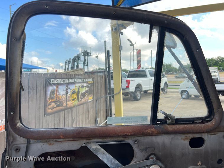 image for item LU9939 1952 Chevrolet 6400 truck cab and chassis