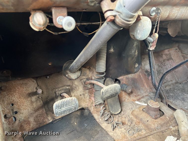 image for item LU9939 1952 Chevrolet 6400 truck cab and chassis