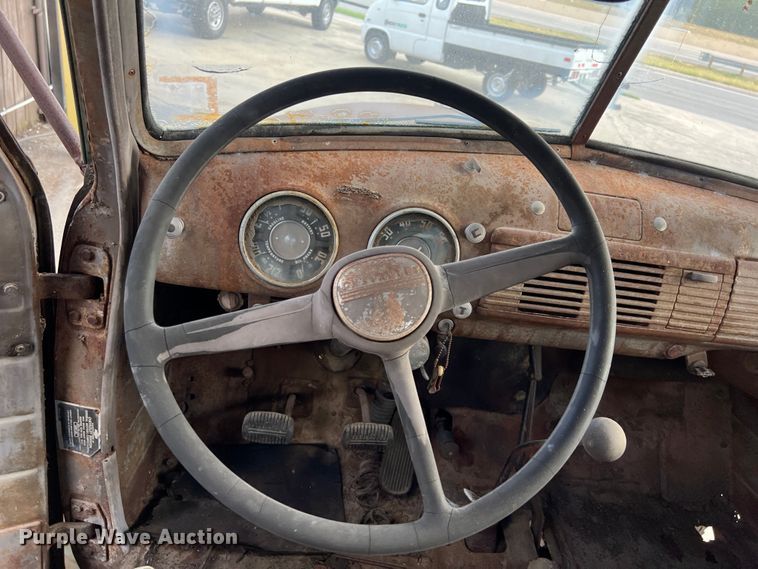 image for item LU9939 1952 Chevrolet 6400 truck cab and chassis