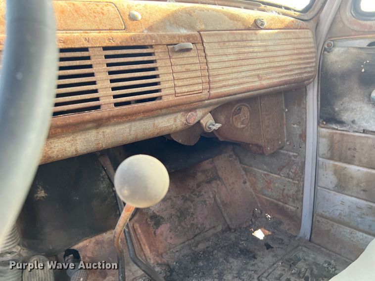 image for item LU9939 1952 Chevrolet 6400 truck cab and chassis