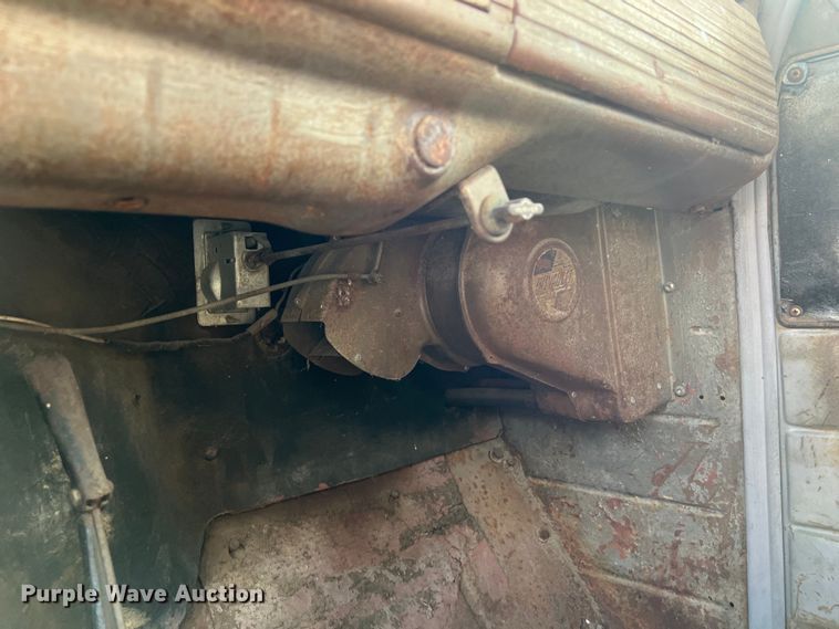 image for item LU9939 1952 Chevrolet 6400 truck cab and chassis