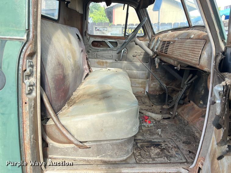 image for item LU9939 1952 Chevrolet 6400 truck cab and chassis