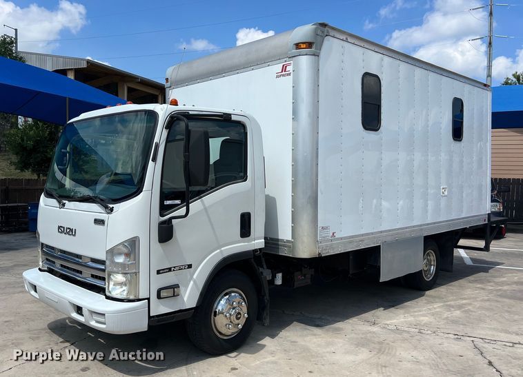 image for item LU9943 2009 Isuzu NPR box truck