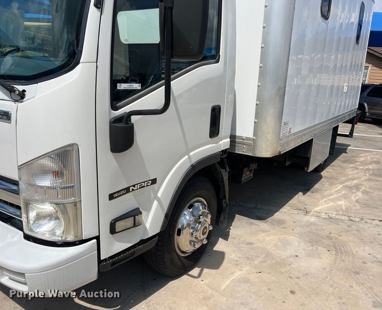 image for item LU9943 2009 Isuzu NPR box truck