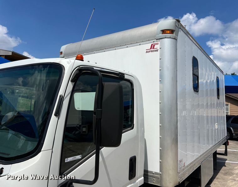 image for item LU9943 2009 Isuzu NPR box truck