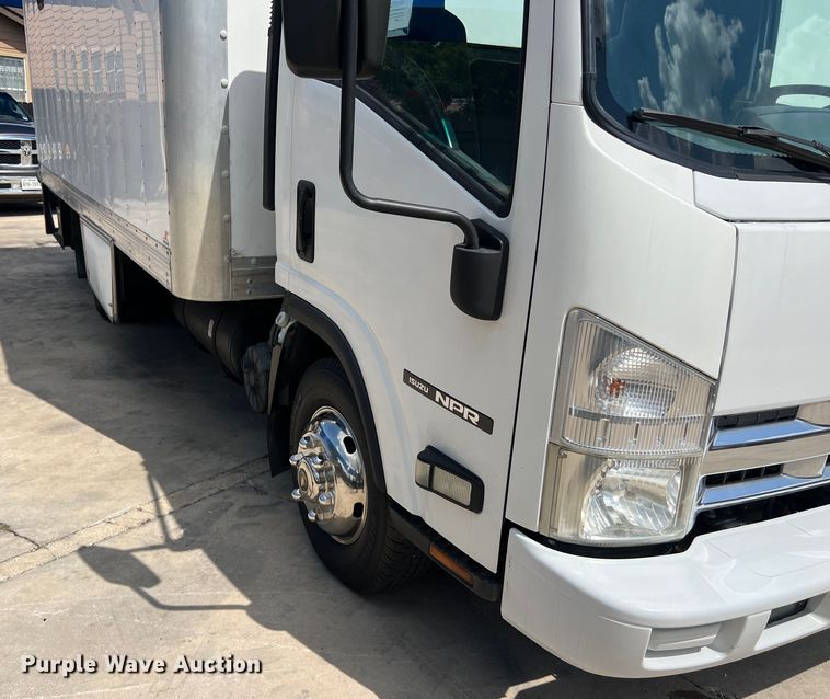 image for item LU9943 2009 Isuzu NPR box truck