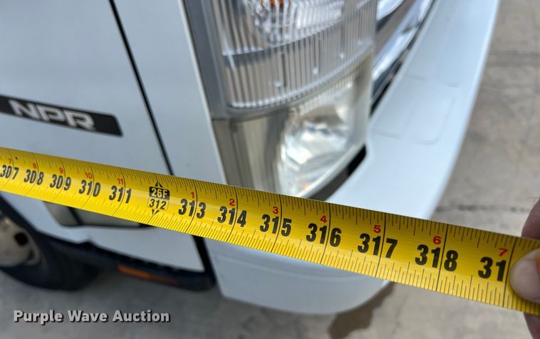 image for item LU9943 2009 Isuzu NPR box truck