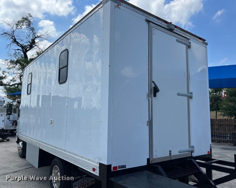 image for item LU9943 2009 Isuzu NPR box truck