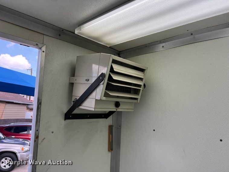 image for item LU9943 2009 Isuzu NPR box truck