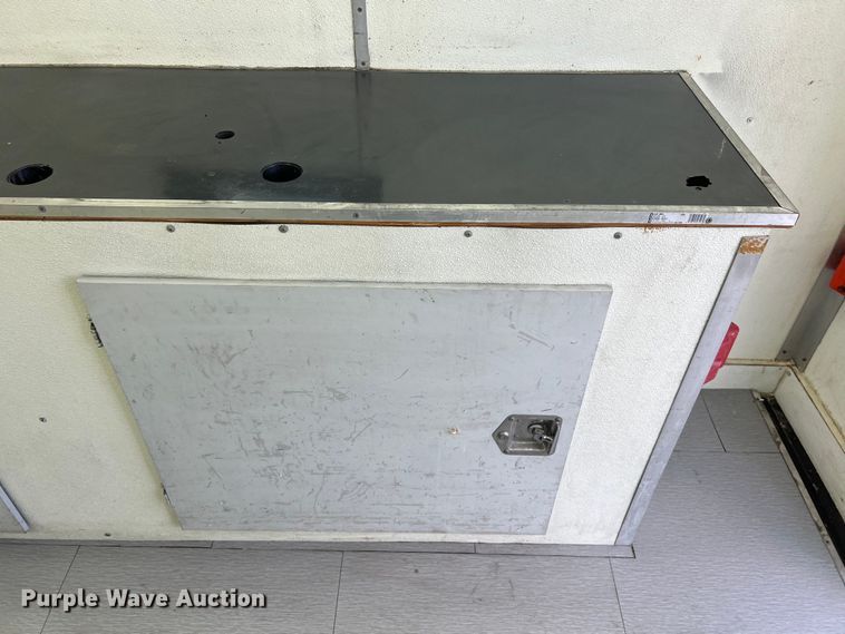 image for item LU9943 2009 Isuzu NPR box truck