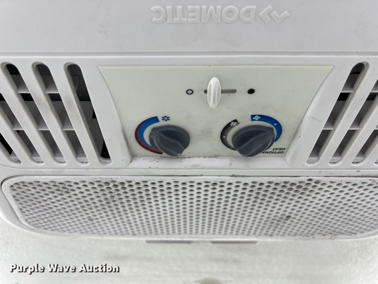 image for item LU9943 2009 Isuzu NPR box truck